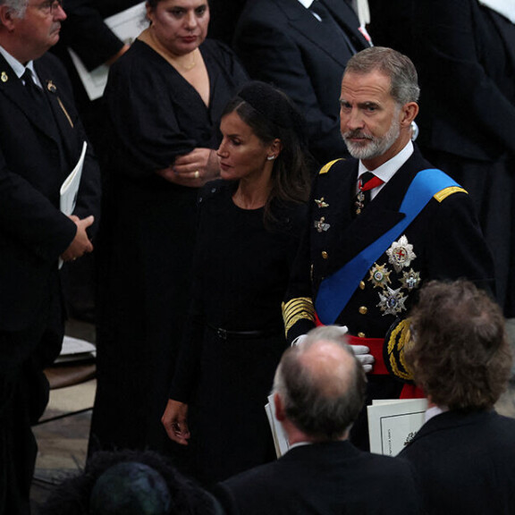Espanjan hallitsija Felipe saapui vaimoineen kirkkoon eri aikaa kuin vanhempansa Juan Carlos ja Sofia, mutta Letizia istui siunaustilaisuuden appensa vieressä. Espanjan hallitsijapari Felipe ja Letizia