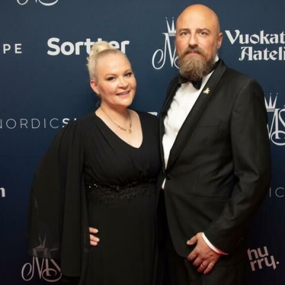 Missimamma Sunneva Sjögren kuvattuna Harri-puolisonsa kanssa. Missimamma Sunneva Sjögren kuvattuna Harri-puolisonsa kanssa.