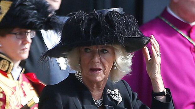 Kuningatar Camilla särki jalkansa kesken seremonioiden: 'Hän on kivuissa' Kuningatar Camilla