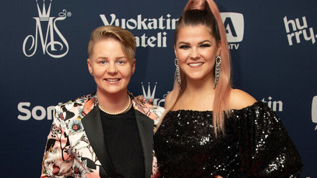 Saara Aalto teki kovan päätöksen – Meri-puoliso herkistyi missifinaalissa laulajarakkaansa kauniista sanoista: ”Söpö!” Meri ja Saara Aalto