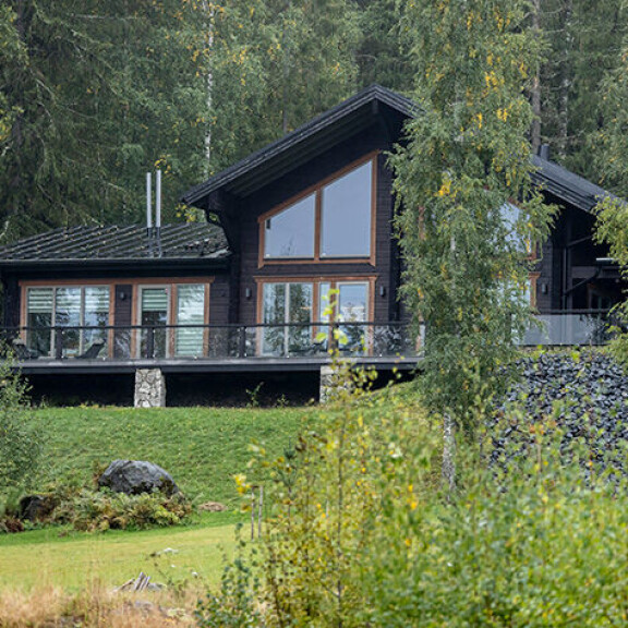 Brad Pitt vietti huvilayön Pirkanmaan rauhassa ja otti aamulöylyt savusaunassa – kuvat! Villa Aalto