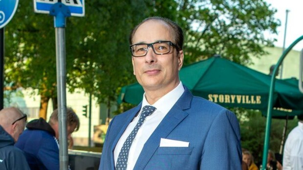 Syysromanssi? Julkkisjuristi Heikki Lampela bongattiin blondin seurassa – kuva Heikki Lampela