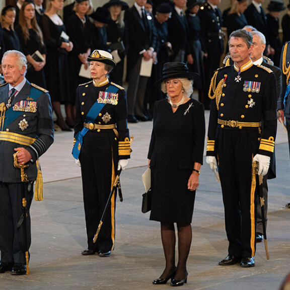 Kuninkaallinen perhe saattoi Elisabetin arkun Westminster Halliin. – Kuningatar Camilla oli kivuissa, lähipiiristä sanotaan. Kuningatar Camilla
