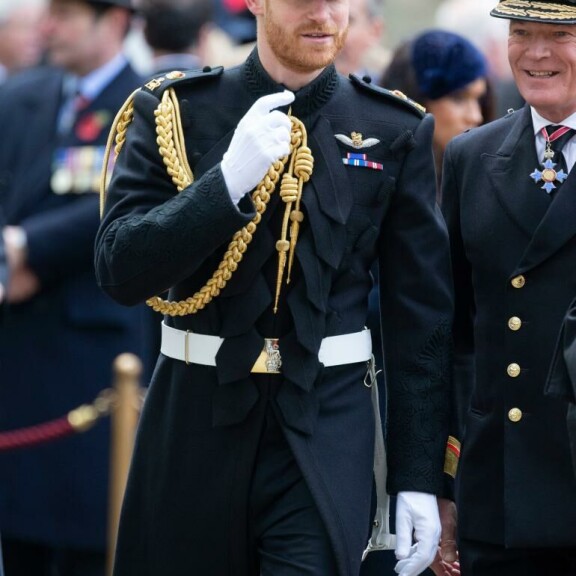Hovin sääntöjen venytyksen vuoksi prinssi Harry saakin pukeutua sotilasasuun isoäitinsä ruumiinvalvojaisiin. prinssi harry
