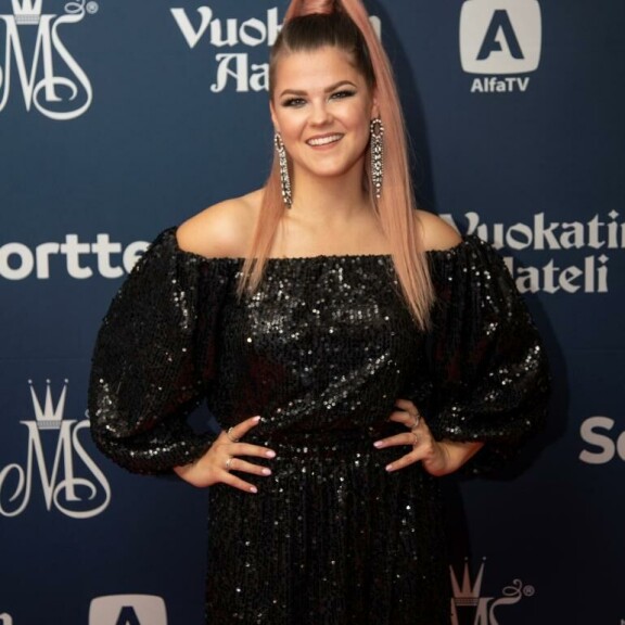 Parrasvaloihin palannut Saara esitti Miss Suomi 2022 -finaalissa This World -hyväntekeväisyyslaulun. Saara Aalto