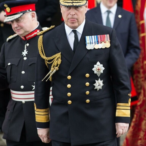 Prinssi Andrew saa myös erikoisluvalla pukeutua univormuunsa arkun äärellä. prinssi andrew
