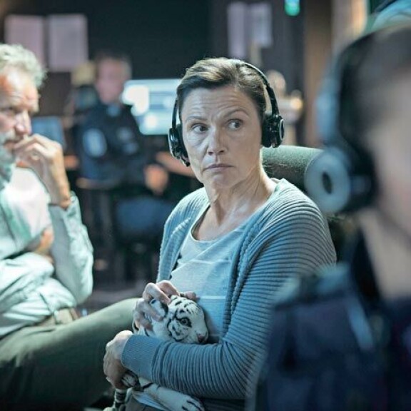 Taneli Mäkelä ja Mari nähdään parhaillaan kehutussa Helsinki-syndrooma-sarjassa. Taneli Mäkelä ja Mari nähdään parhaillaan kehutussa Helsinki-syndrooma-sarjassa.