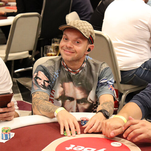 Uniikki on kunnostautunut myös pokerinpelaajana. Seiska tapasi hänet pokeriturnauksessa Tallinnassa. Uniikki