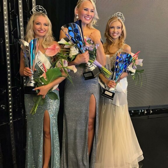 Toinen perintöprinsessa Adelaide Botty van den Bruele (vas.), Miss Suomi 2022 Petra Hämäläinen ja ensimmäinen perintöprinsessa Nana Partanen (oik.) Toinen perintöprinsessa Adelaide Botty van den Bruele (vas.), Miss Suomi 2022 Petra Hämäläinen ja ensimmäinen perintöprinsessa Nana Partanen (oik.)
