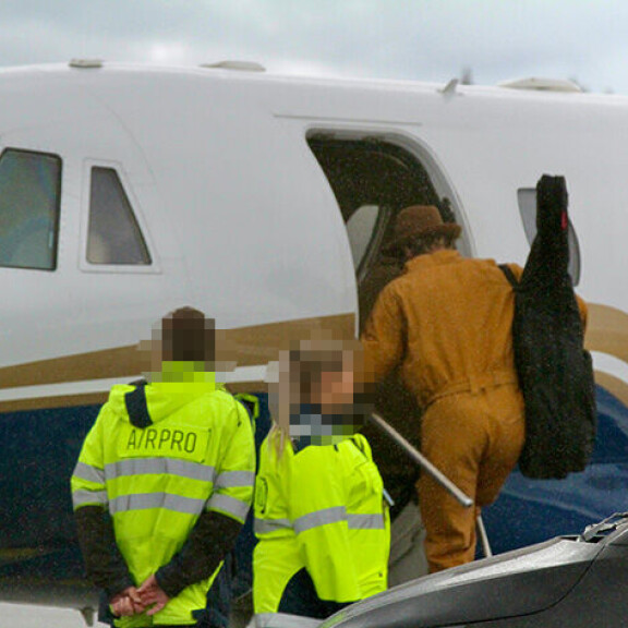 Ja kas, huomasitko tätä? Olipa herralla harteillaan myös kielisoitin kannettavana! Brad Pitt