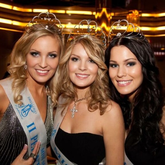 Pia Pakarinen (kesk.) kruunattiin Miss Suomeksi 2011. Myöhemmin hän luopui kruunustaan, jonka peri 1. perintöprinsessa Sara Sieppi (oik.). Kuvassa myös 2. perintöprinsessa Niina Lavonen. Pia Pakarinen kruunattiin Miss Suomeksi 2011. Myöhemmin hän luopui kruunustaan, jonka peri 1. perintöprinsessa Sara Sieppi (oik.). Kuvassa myös 2. perintöprinsessa Niina Lavonen.