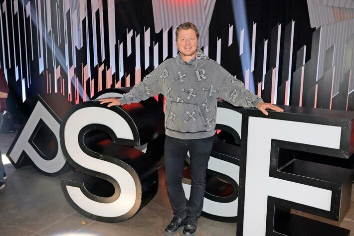 Jaakko Saariluoma aloitti esiintymisuransa nuorena taikurina. Nykyään hän viihdyttää stand up -lavoilla. Jaakko Saariluoma aloitti esiintymisuransa nuorena taikurina. Nykyään hän viihdyttää stand up -lavoilla.