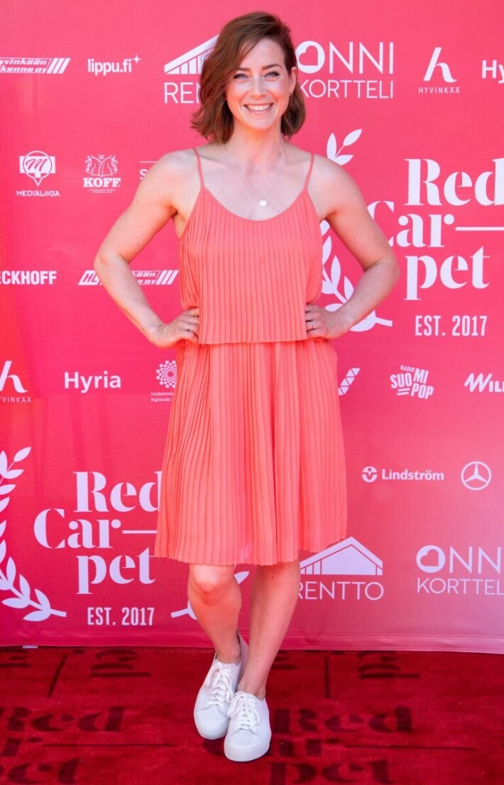 Tältä Iina Kuustonen näytti viime kesänä osallistuttuaan Red Carpet -elokuvafestivaalin lehdistötilaisuuteen. Tältä Iina Kuustonen näytti viime kesänä osallistuttuaan