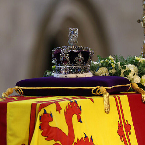 Perillä Westminster Hallissa kansalaiset voivat hyvästellä monarkkinsa. Arkkua koristaa Imperial State Crown. Elisabetin arkku