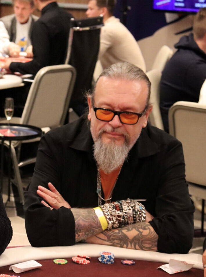 Markus Selin nojaili pokeripöytään tottuneen oloisesti. Markus Selin