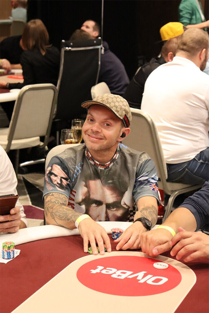 Ulosottoveloissa kierivä Jethro Rostedt ilmestyi pokeriturnaukseen Tallinnassa – ”Tulee raskas viikko” - kuvat peleistä! Uniikki