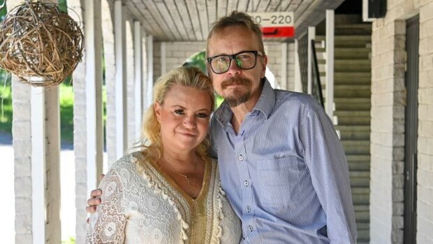 Tuskainen matka! Näin Veijo Lalli toi Johanna Tukiaisen koirat Suomeen Johanna Tukiainen ja Veijo Lalli