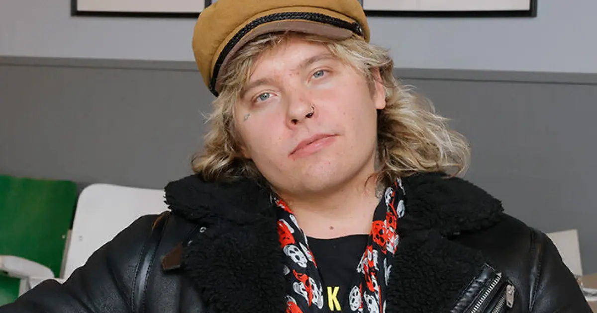 Archie Ruz Rokkikukko Archie Cruz puolipukeisena - tässä kehonosassa rokkarilla ei ...