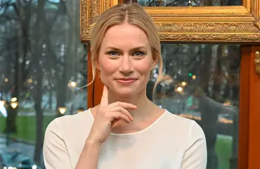 Minka Kuustonen julkaisi hemaisevan neulekuvan - kameran takana yllättävä henkilö: "Onks pakko"