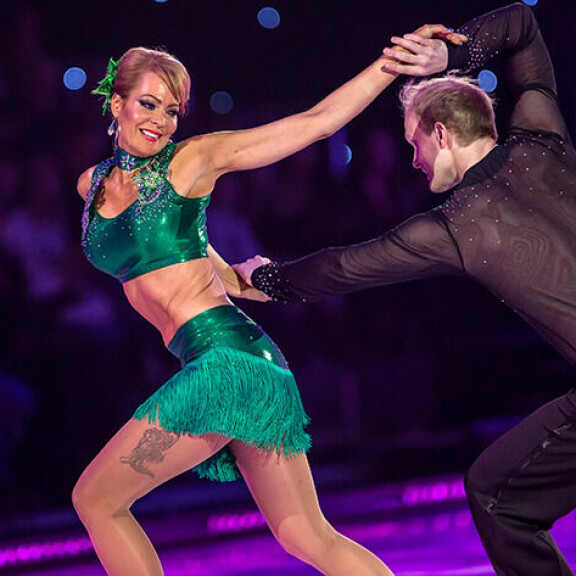 Susanna kisasi Dancing on Ice -luisteluohjelmassa parinaan Aapo Turpeinen vuonna 2013. Dancing on Ice