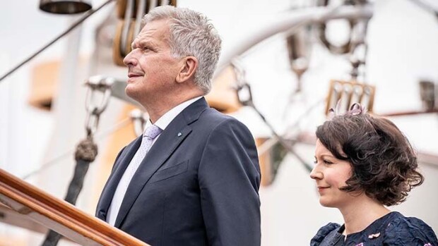 Mikä tyyli! Rouva Jenni Haukio sädehti juhla-asuissa Tanskan kuningattaren karkeloissa Sauli Niinistö, Jenni Haukio