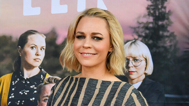 Paula Vesala heittäytyi tanssiin salskean herrasmiehen kanssa - video! Paula Vesala