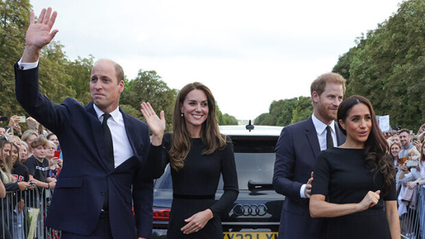 Yllättävä sovinto! Kuningattaren kuolema pehmensi Williamin ja Meghanin riidat - 'Vaati 45 minuutin neuvottelun' Walesin prinssipari William ja Catherine sekä Sussexin herttuapari Harry ja Meghan