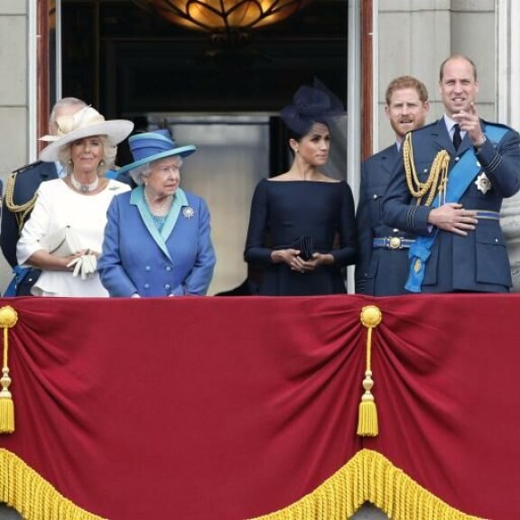 Charles, Camilla, kuningatar Elisabet, Meghan, Harry, William ja Catherine. Camillan takana prinssi Andrew. Elisabet