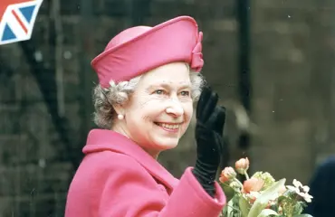 Kuningatar viimeisellä matkallaan - surun murtama prinsessa Anne saatteli äitinsä Edinburghiin