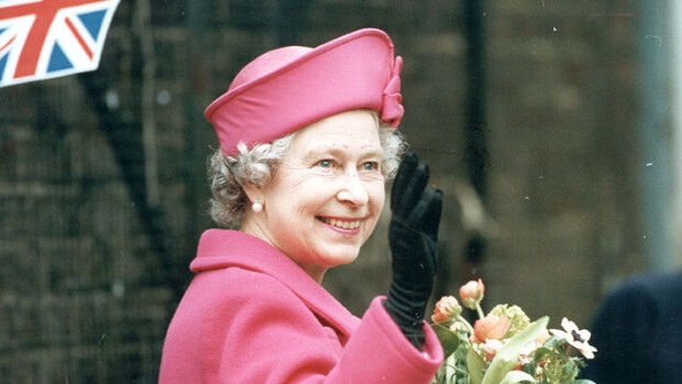 Kuningatar viimeisellä matkallaan - surun murtama prinsessa Anne saatteli äitinsä Edinburghiin Kuningatar Elisabet