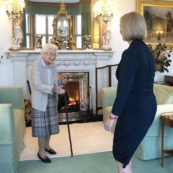Tämä viime tiistaina (6.9.) otettu kuva jäi viimeiseksi kuningattaresta. Kuningatar Elisabet ja Liz Truss