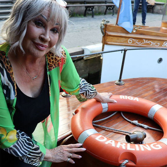 Seiska matkusti Hannele Laurin kanssa Latvian Riikaan. Hannele Lauri