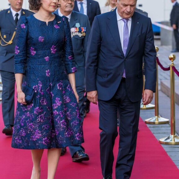 Jenni pukeutui lounaalle a-linjaiseen mekkoon. Sauli Niinistö, Jenni Haukio