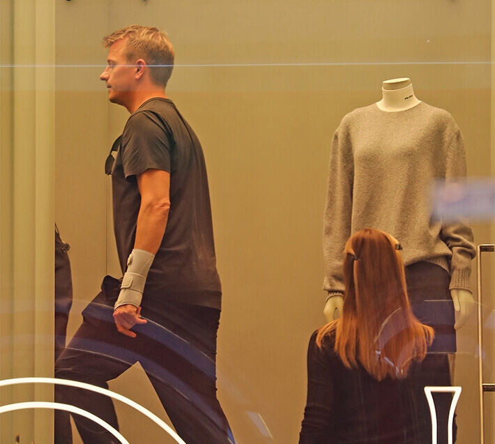 Kimi Räikkönen vei perheensä shoppailemaan italialaismuotia - katso paparazzikuvat räikköset