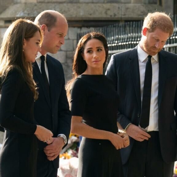 Catherine, William, Meghan ja Harry ihailivat yhdessä kansalaisten tuomia tervehdyksiä. Meghan