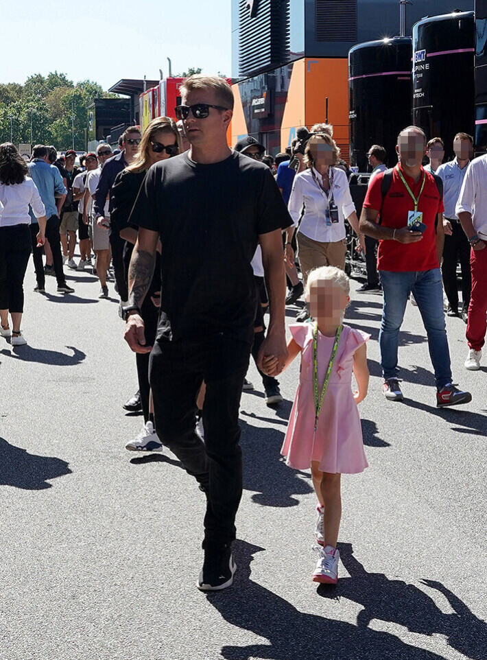 Kimi lapsensa kanssa varikolla muutamia tunteja myöhemmin. kimi räikkönen