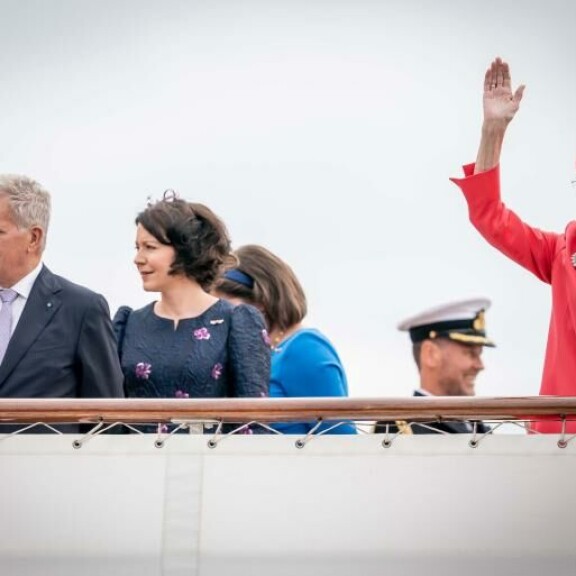 Kuningatar Margareeta heilutti veneestä Saulin ja Jennin vieressä. kuningatar margareeta, sauli niinistö, jenni haukio