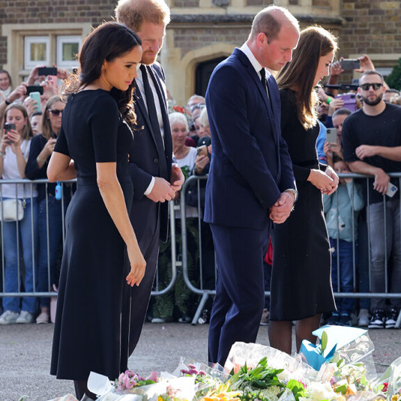 Ennen yleisön kättelyä pariskunnat katselivat linnan porteille jätettyjä kukkatervehdyksiä. Walesin prinssipari William ja Catherine sekä Sussexin herttuapari Harry ja Meghan