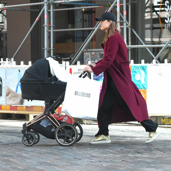 Kultaiset lenkkarit kruunasivat kokonaisuuden. krista kosonen