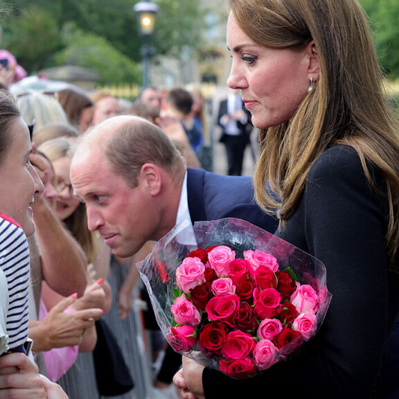 – Ei Catherine itkenyt ihmisten edessä, mutta vettynein silmin hän puhui, yleisöstä kerrotaan. Walesin prinssipari William ja Catherine