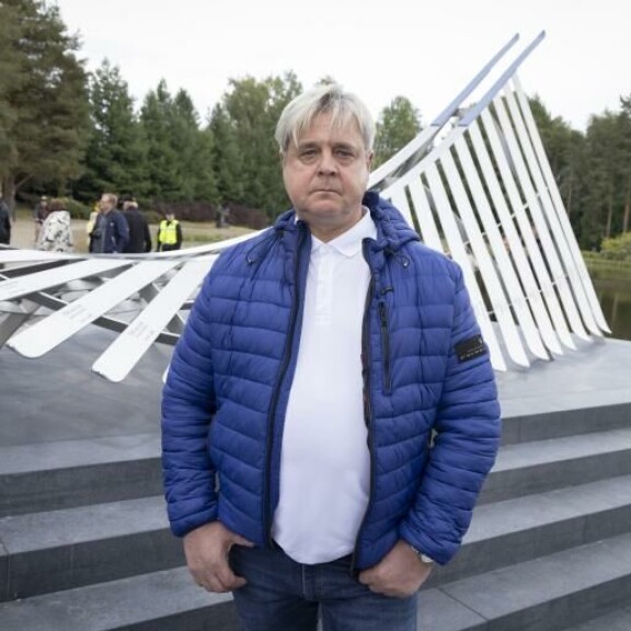 Ari Saarinen ja Matti Nykänen tutustuivat jo 1980-luvun alussa kotikaupungissaan Jyväskylässä. Ari Saarinen ja Matti Nykänen tutustuivat jo 1980-luvun alussa kotikaupungissaan Jyväskylässä.