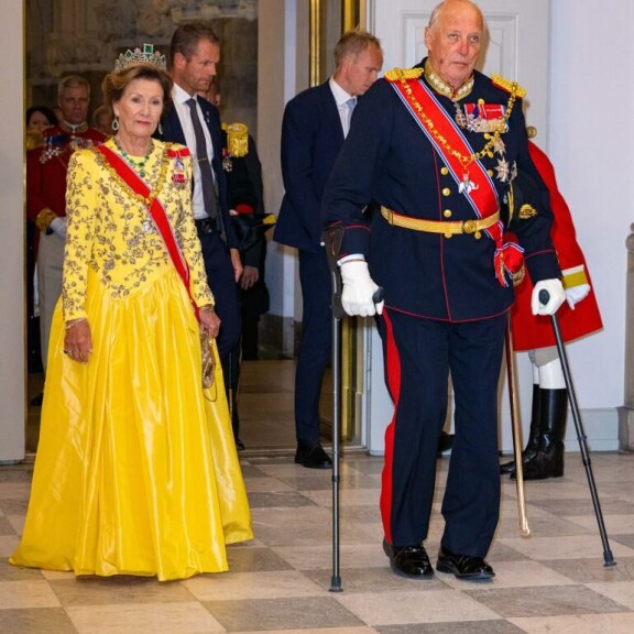 Norjan kuningatar Sonja oli juhlien väripilkku kirkuvankeltaisessa iltapuvussaan. Kuningas Harald tukeutui kävelykeppiin. kuningatar sonja, kuningas Harald