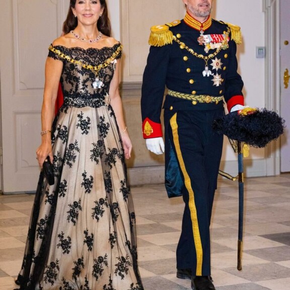 Tanskan kruununprinsessa Mary sädehti pitsisomisteisessa iltapuvussa. Viereillä puoliso, kruununprinssi Frederik. kruununprinsessa mary, kruununprinssi Frederik