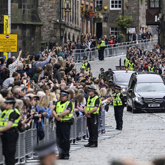 Ihmiset ottivat edesmenneen kuningattarensa aplodein vastaan Edinburghiin. Kuningatar Elisabet
