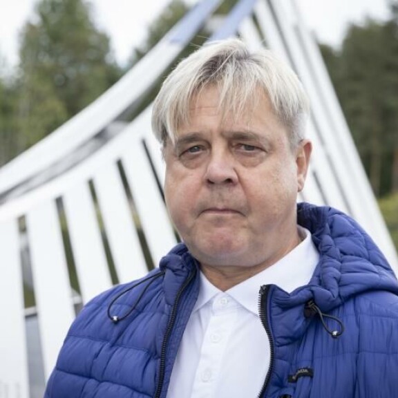 – Voi olla parempi, etten sano tähän mitään, Ari kuittaa kysymyksen näköispatsaasta. – Voi olla parempi, etten sano tähän mitään, Ari kuittaa kysymyksen näköispatsaasta.