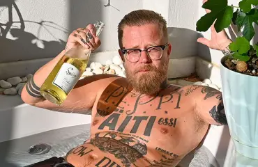 Wallu Valpio yllättävässä pusukuvassa - missä on Hanna-rakas?