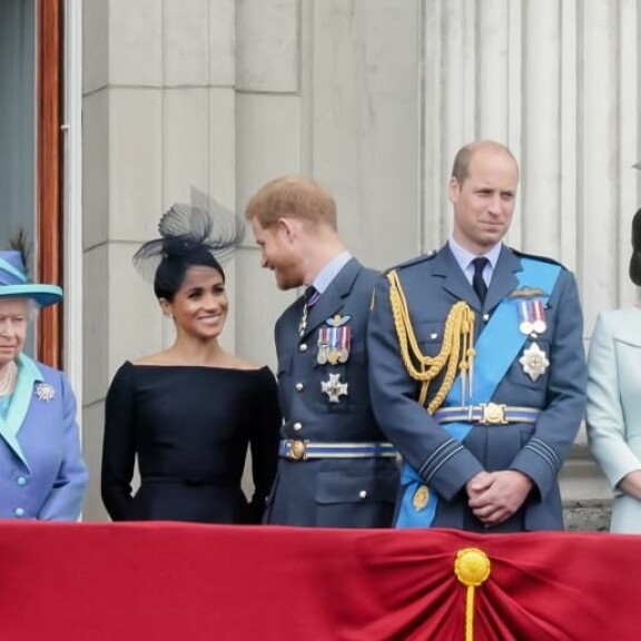 Kuningatar Elisabet II, herttuatar Meghan, prinssi Harry, prinssi William ja herttuatar Catherine Buckinghamin palatsin parvekkeella pari vuotta sitten. Prinssi Harry ja Meghan