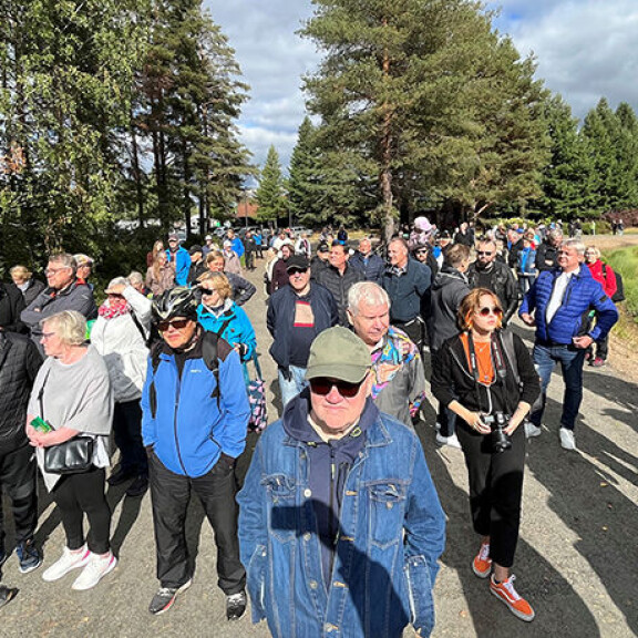 Matti Nykäsen mielipiteitä jakava muistomerkki julkistettiin Jyväskylässä – tältä 140 000 euroa maksanut teos näyttää: kuvat! Väkijoukko