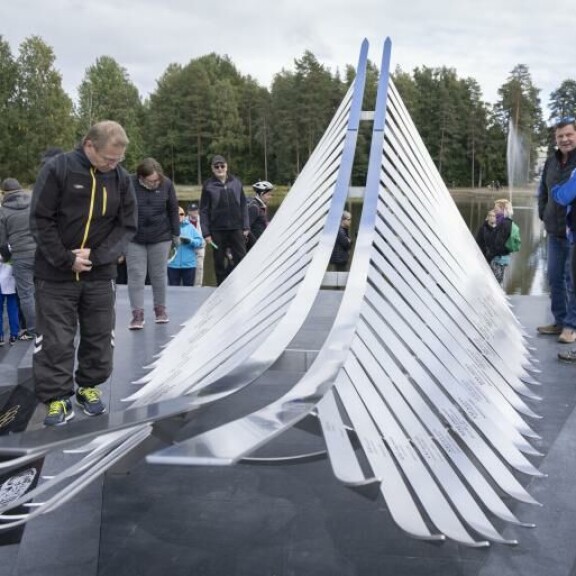 Edesmenneen Matti Nykäsen Höyhen-muistomerkki keräsi keskiviikkona kiitosta Jyväskylässä. Matti Nykäsen Höyhen-muistomerkki keräsi keskiviikkona kiitosta Jyväskylässä.