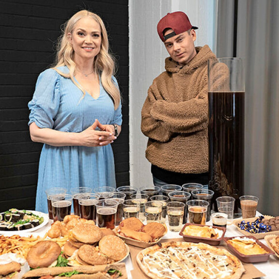 Pippa Laukka ratsaa ihmisten jääkaappeja sekä opastaa heitä terveellisempään elämäntapaan MTV:n Olet mitä syöt -ohjelmassa. Kuvassa arvioidaan Niko Saarisen viikon syömisiä. niko saarinen ja pippa